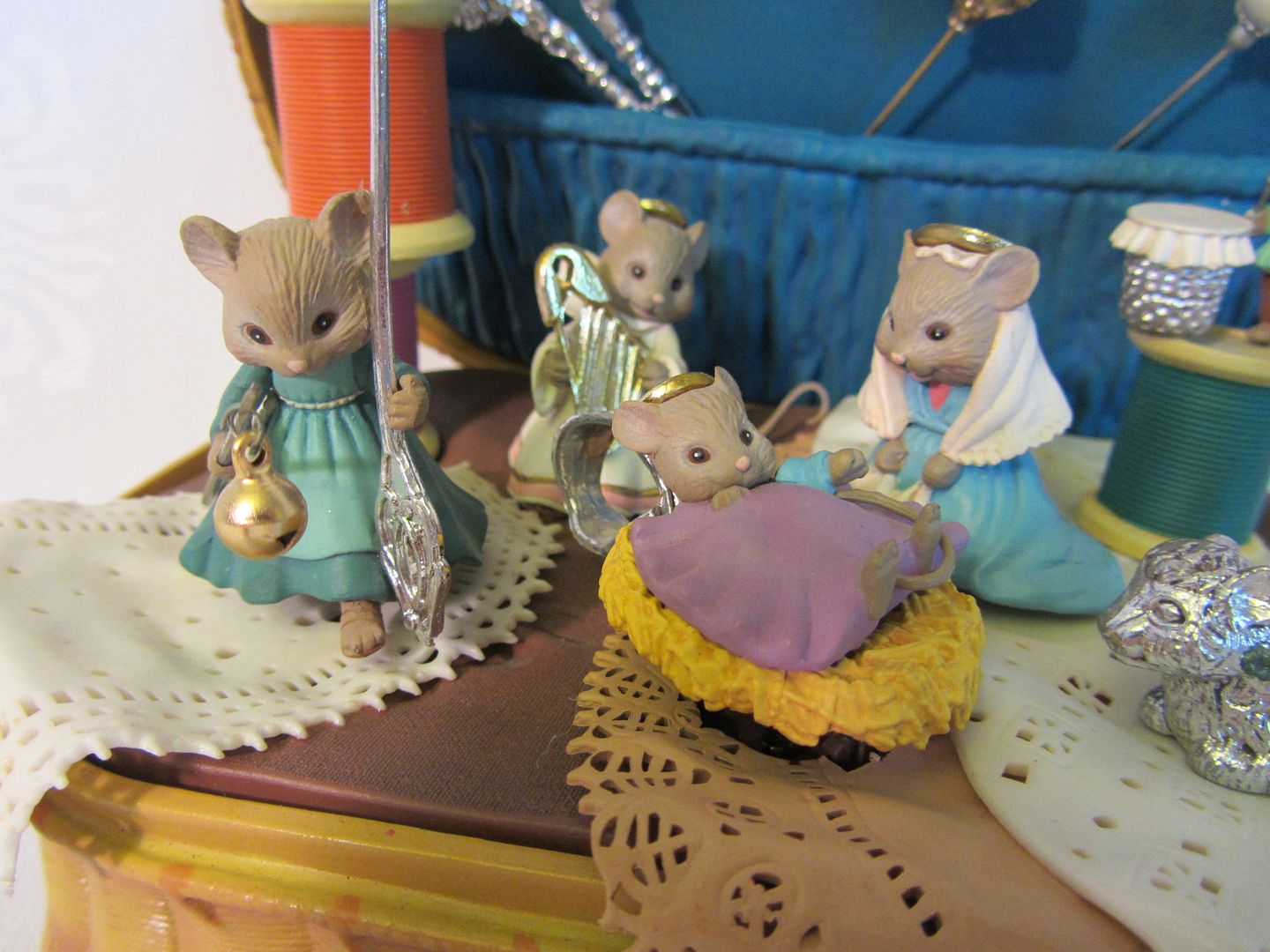 1991 Enesco Animated Music Box Sewing Box Nativity Christmas Mice eBay